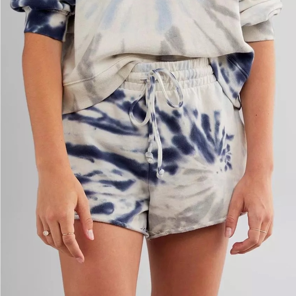 Z Supply Sadie Spiral Tie-Dye Short in Cream Blue